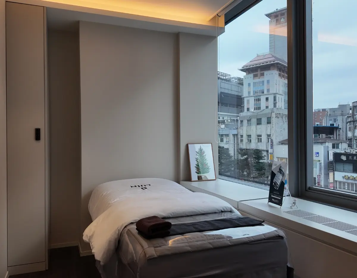 Lijin Clinic Myeongdong — english speaking clinic interior — Single-occupancy treatment room